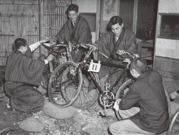 写真：宿舎で自転車の手入れをする選手たち